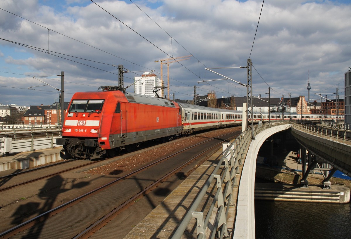 Hier 101 068-5 mit IC140 von Berlin Ostbahnhof nach Amsterdam Centraal, bei der Einfahrt am 6.4.2015 in Berlin Hbf.  