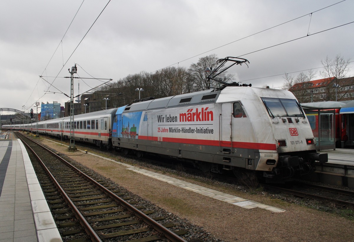 Hier 101 071-9 mit IC2229 von Kiel Hbf. nach Passau Hbf., bei der Ausfahrt am 26.2.2016 aus Kiel Hbf. 