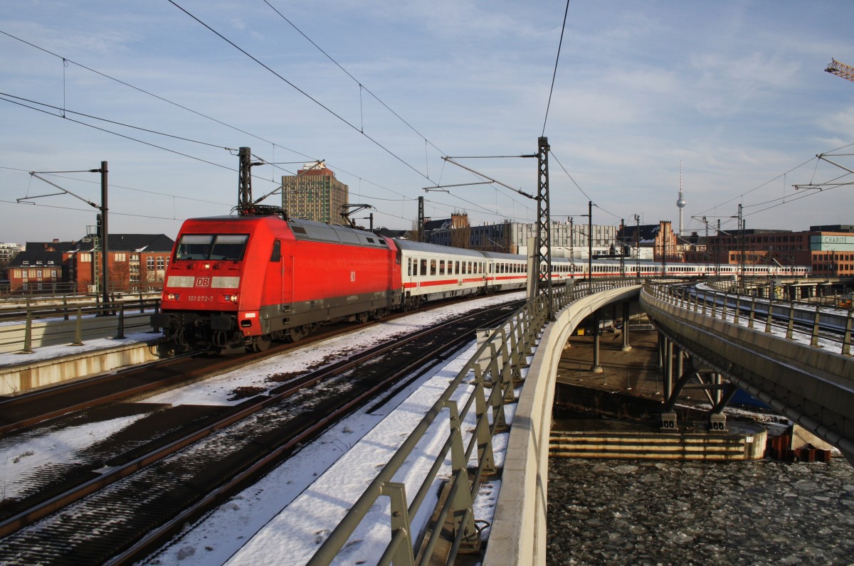 Hier 101 072-7 mit IC142 von Berlin Ostbahnhof nach Amsterdam Centraal, bei der Einfahrt am 1.2.2014 in Berlin Hbf. 