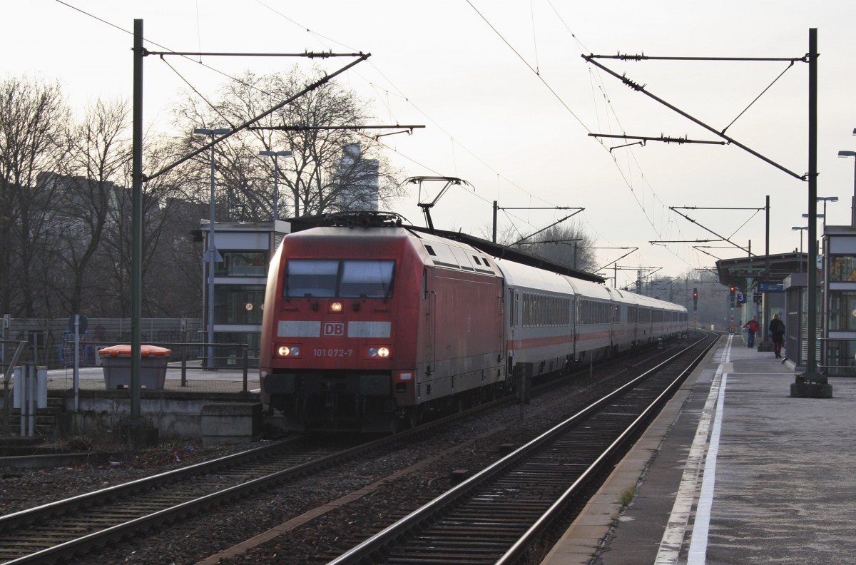 Hier 101 072-7 mit IC143 von Amsterdam Centraal nach Berlin Ostbahnhof, bei der Durchfahrt am 18.1.2014 durch Berlin Charlottenburg, in Richtung Berlin Zoologischer Garten.