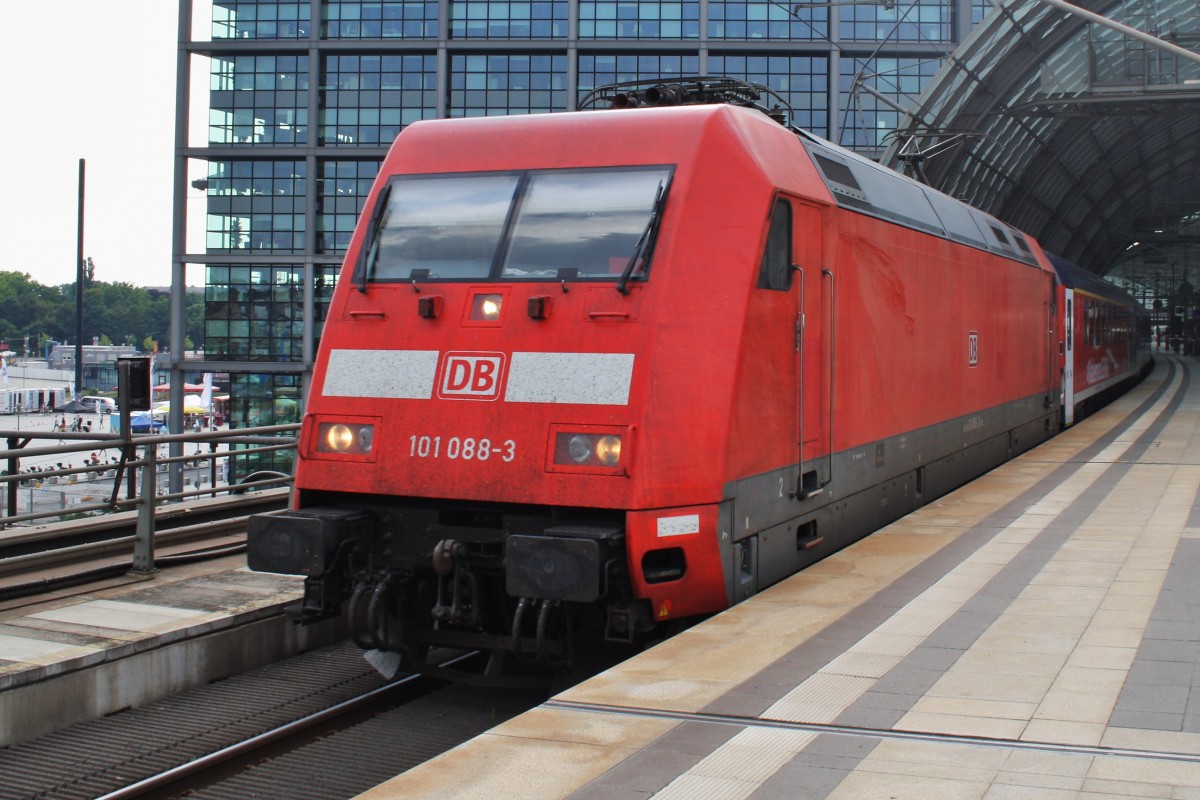 Hier 101 088-3 mit EC179 von Berlin Hbf. nach Praha hl.n., bei der Ausfahrt am 26.7.2013 aus Berlin Hbf.