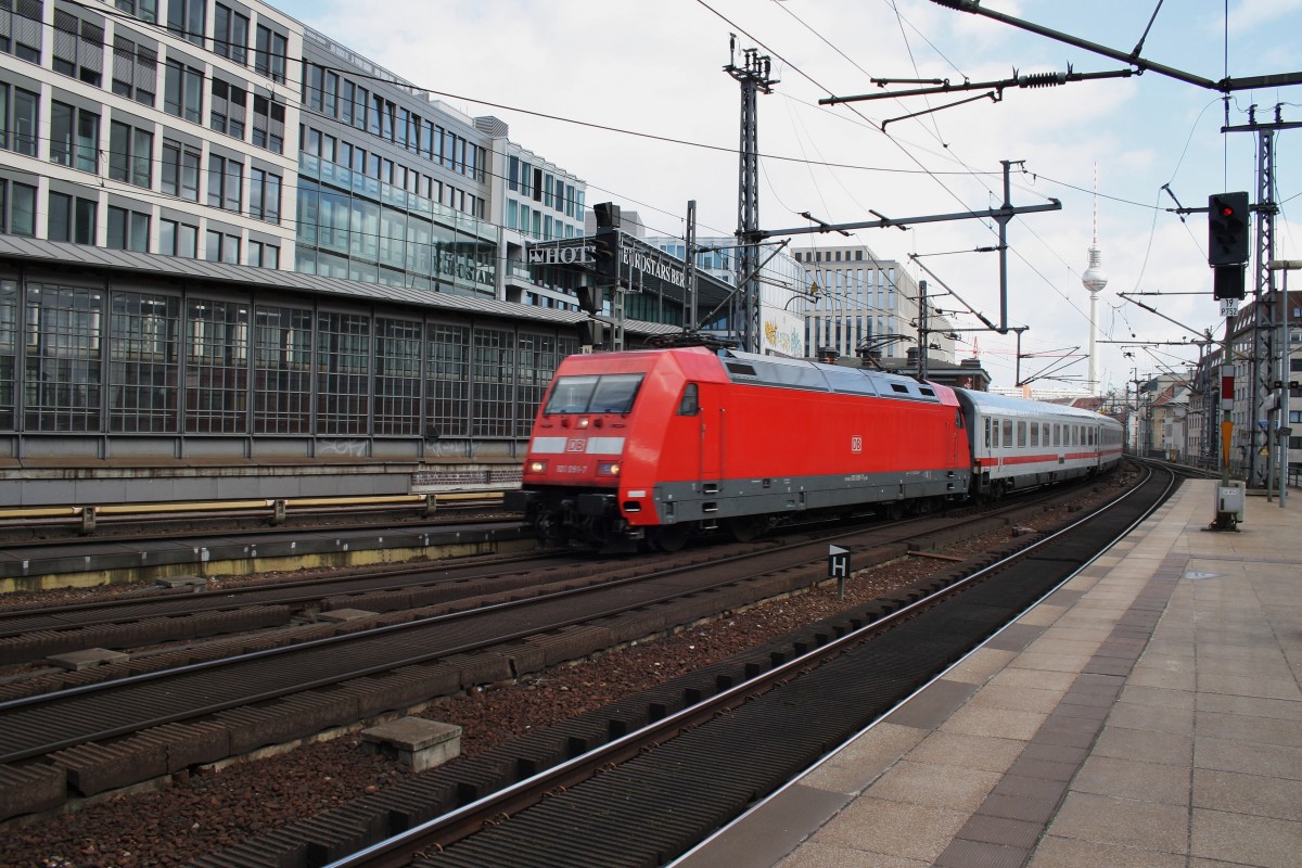 Hier 101 091-7 mit IC144 von Berlin Ostbahnhof nach Amsterdam Centraal, bei der Durchfahrt am 15.3.2014 durch Berlin Friedrichstraße, in Richtung Berlin Hbf. 