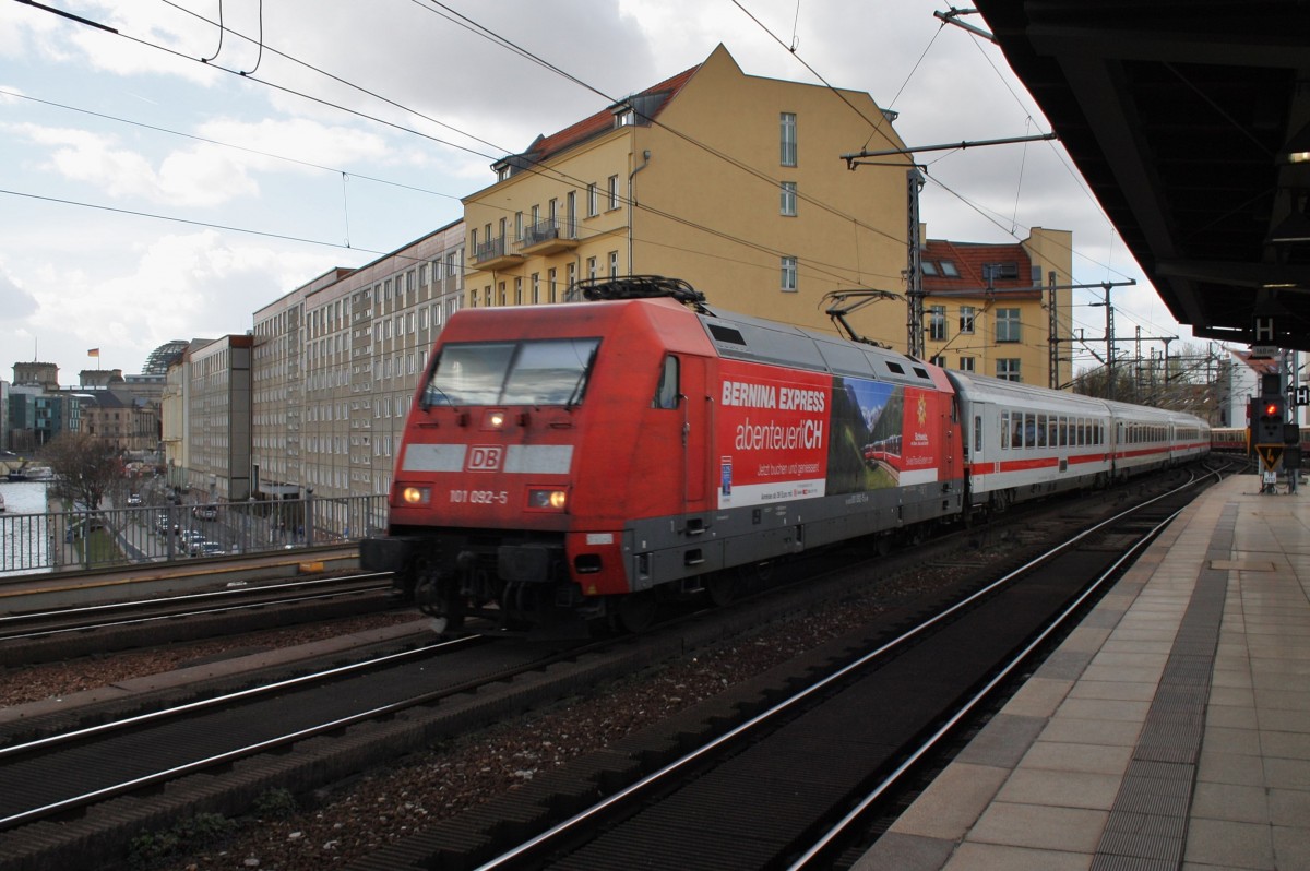 Hier 101 092-5 mit IC141 von Amsterdam Centraal nach Berlin Ostbahnhof, bei der Durchfahrt am 15.3.2014 durch Berlin Friedrichstraße, in Richtung Berlin Alexanderplatz.