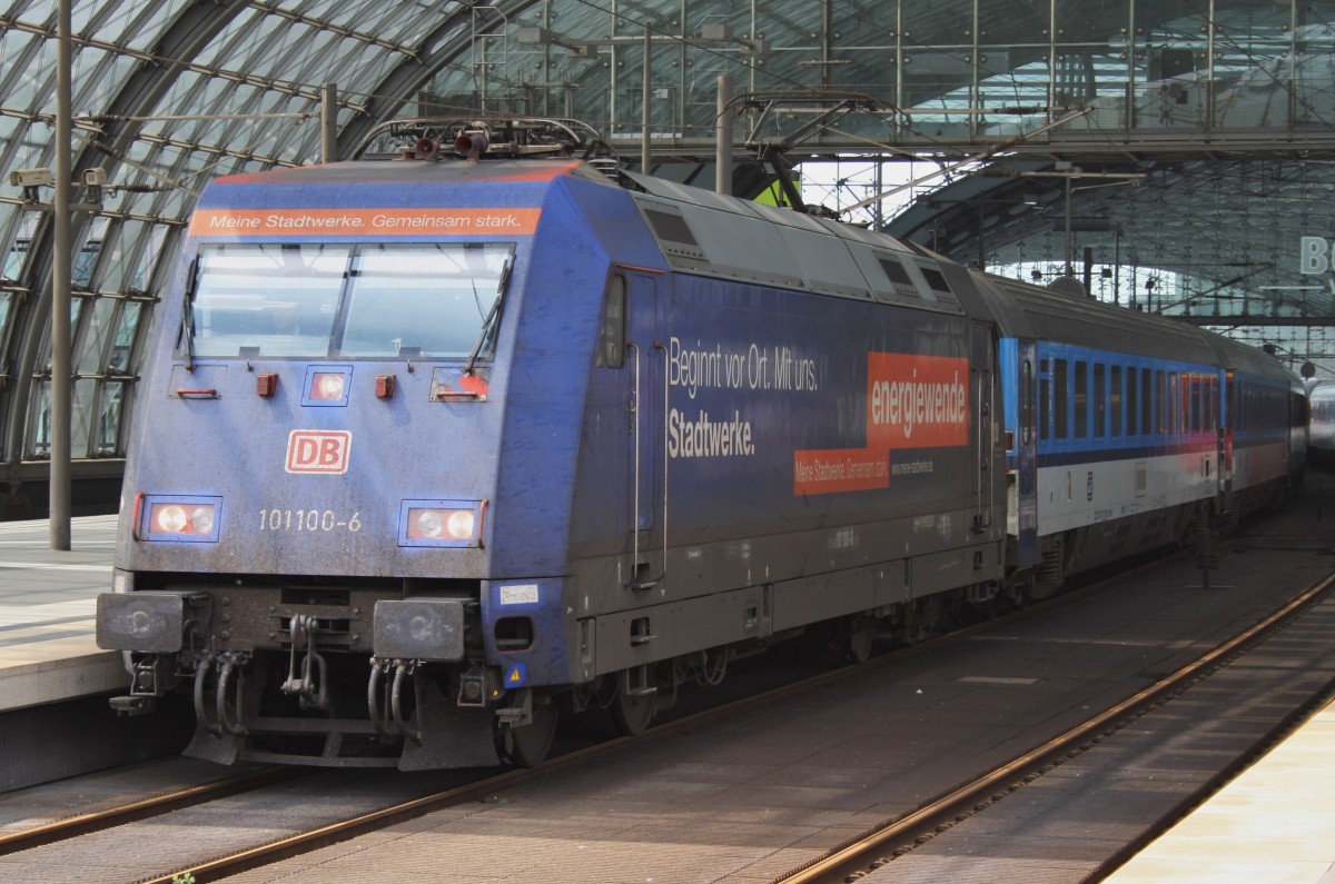 Hier 101 100-6 mit EC177 von Berlin Hbf. nach Bratislava hl.st., bei der Ausfahrt am 26.7.2013 aus Berlin Hbf. 
