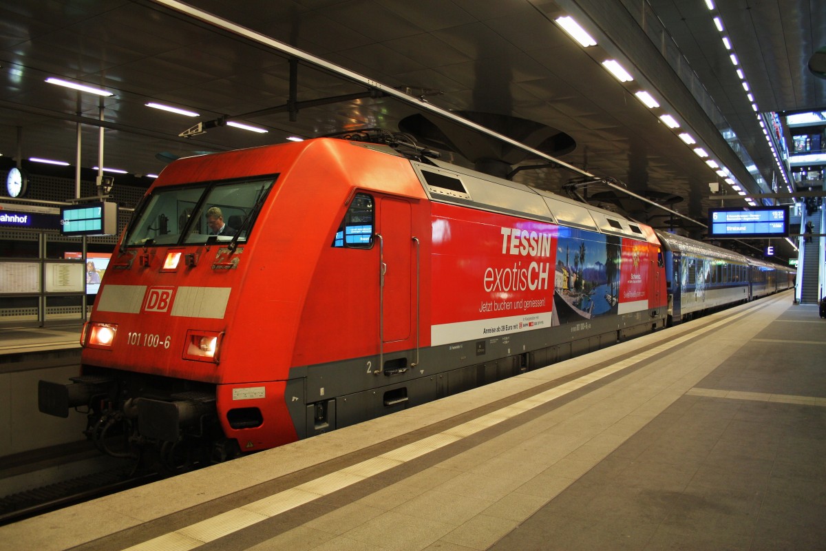 Hier 101 100-6 mit EC378 von Bratislava hl.st. nach Stralsund Hbf., dieser Zug stand am 1.2.2014 in Berlin Hbf.(tief). 