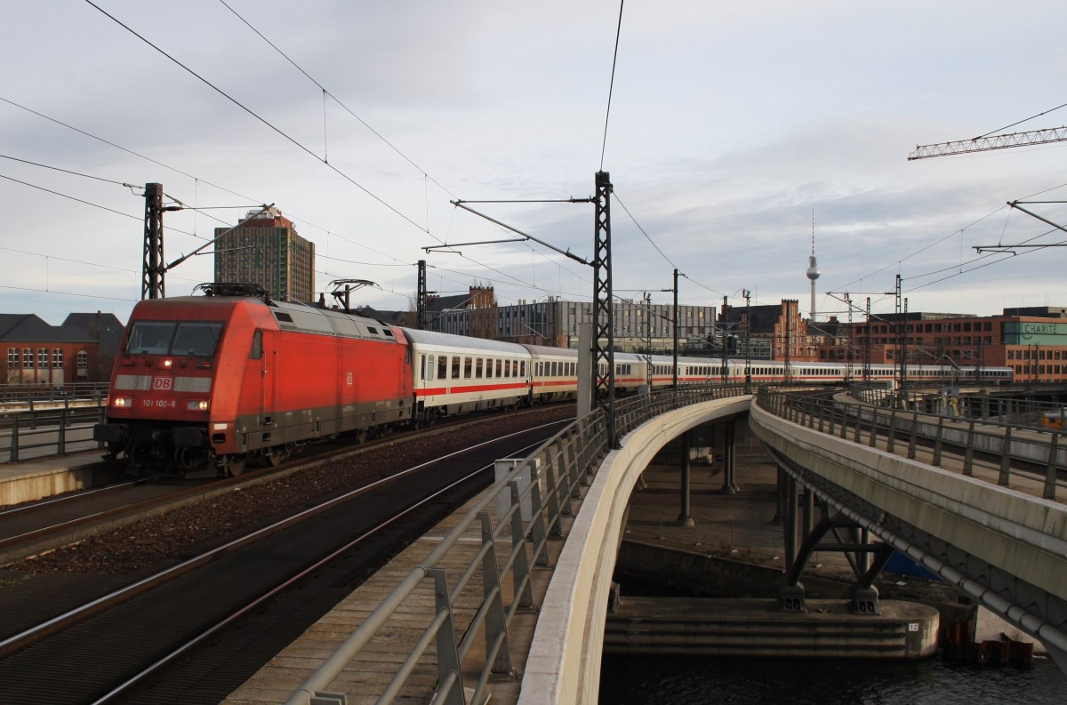 Hier 101 100-6 mit IC144 von Berlin Ostbahnhof nach Amsterdam Centraal, bei der Einfahrt am 21.12.2013 in Berlin Hbf. 