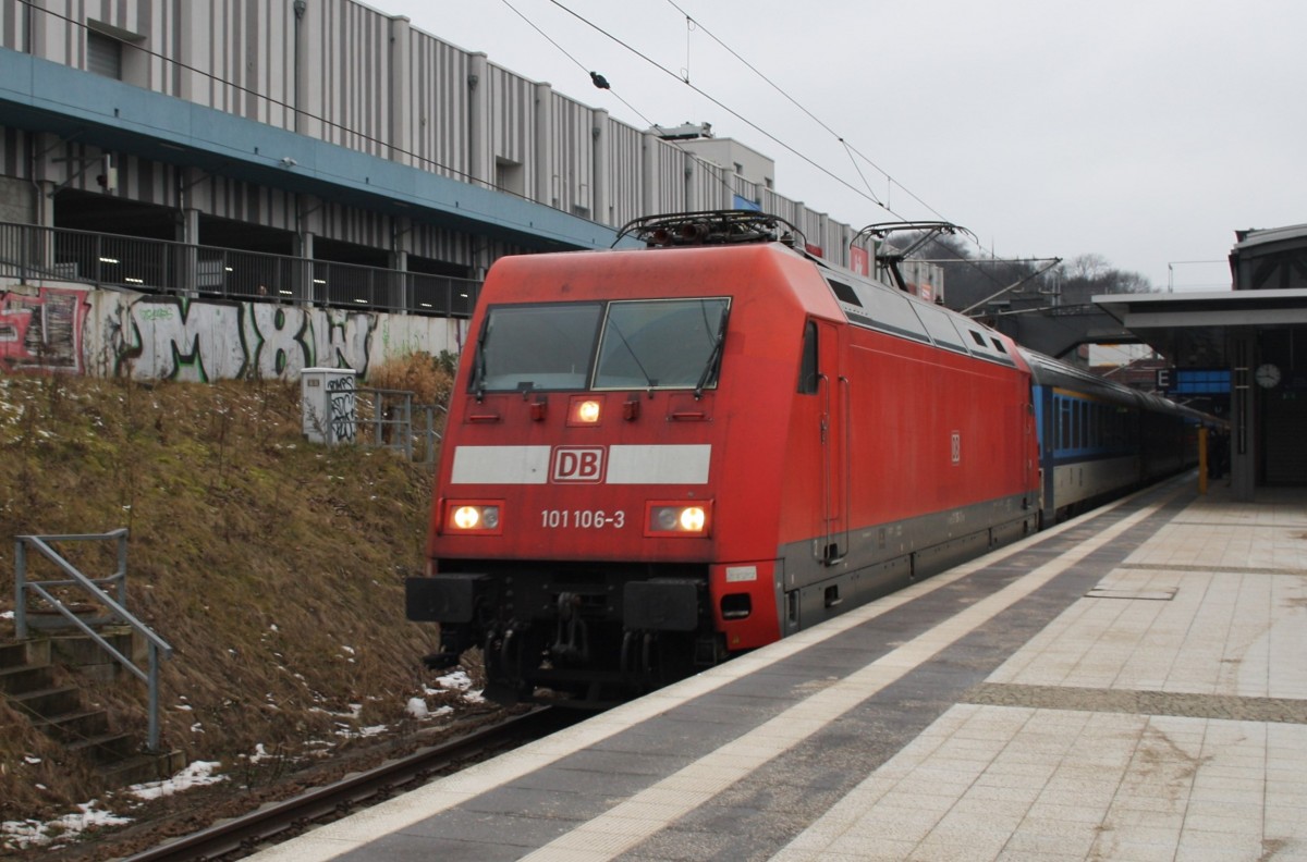 Hier 101 106-3 mit EC378 von Bratislava hl.st. nach Stralsund Hbf., bei der Ausfahrt am 3.2.2014 aus Berlin Gesundbrunnen. 
