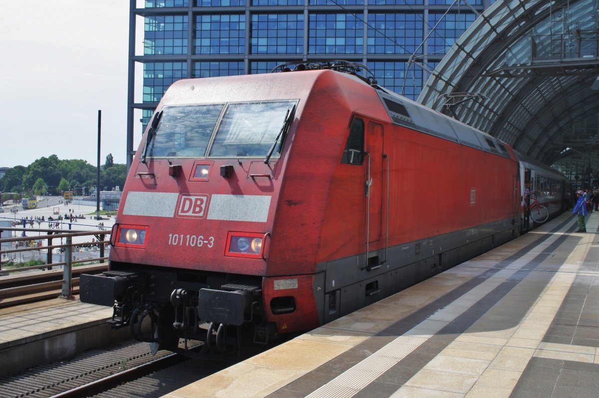 Hier 101 106-3 mit IC2955 von Kln/Bonn Flughafen nach Berlin Ostbahnhof, dieser Zug stand am 17.8.2013 in Berlin Hbf. 