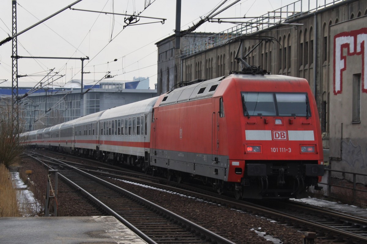 Hier 101 111-3 und 120 127-6 (an der Zugspitze) mit IC1916 von Köln Hbf. nach Berlin Ostbahnhof, bei der Ausfahrt am 3.2.2014 aus Berlin Ostbahnhof, in Richtung Berlin Rummelsburg.