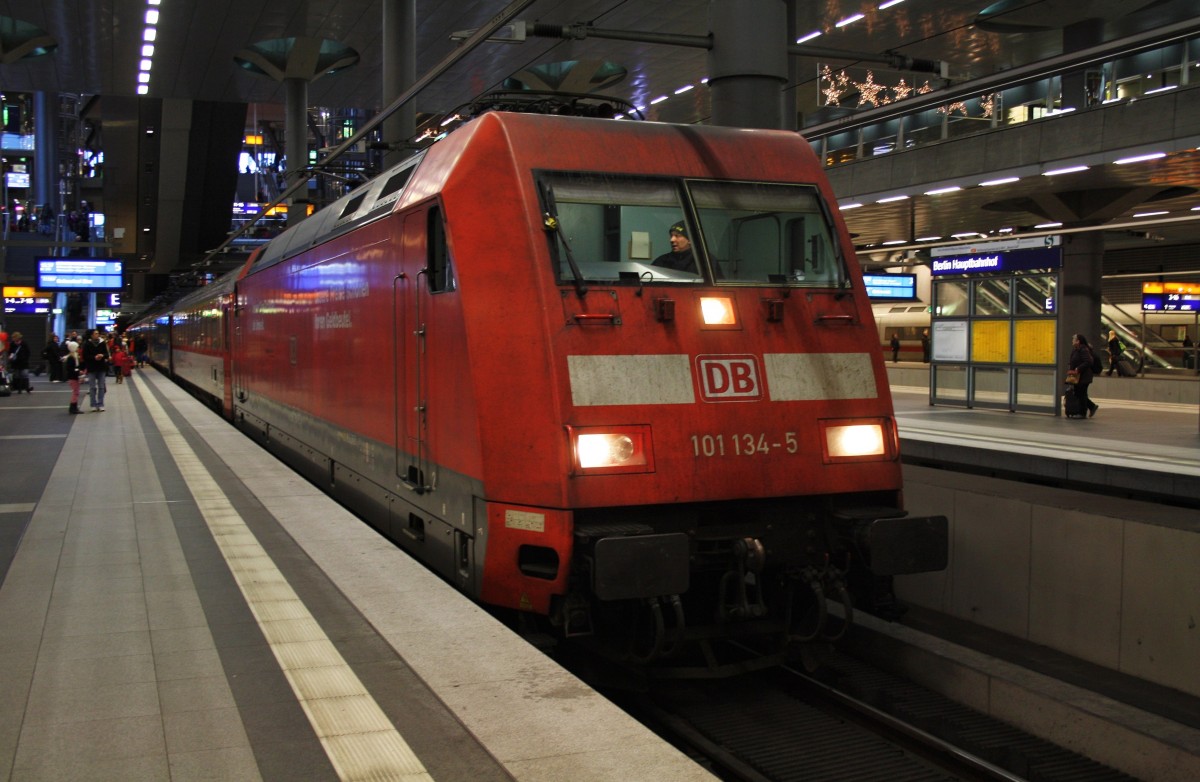 Hier 101 134-5 mit EC378 von Bratislava hl.st. nach Ostseebad Binz, dieser Zug stand am 21.12.2013 in Berlin Hbf.(tief).