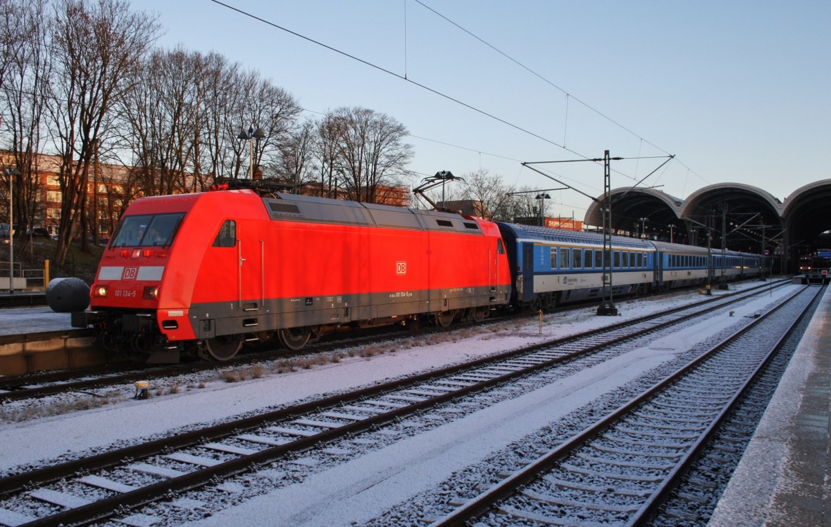 Hier 101 134-5 mit EC379 von Kiel Hbf. nach Praha hl.n., dieser Zug stand am 24.2.2016 in Kiel Hbf.