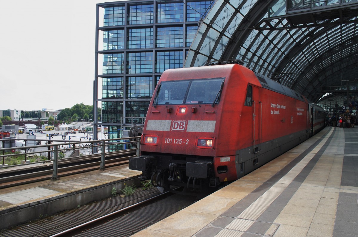 Hier 101 135-2 mit IC2913 von Minden(Westf) nach Berlin Ostbahnhof, als Ersatzzug für IC143 von Amsterdam Centraal nach Berlin Ostbahnhof, dieser Zug stand am 27.6.2014 in Berlin Hbf.