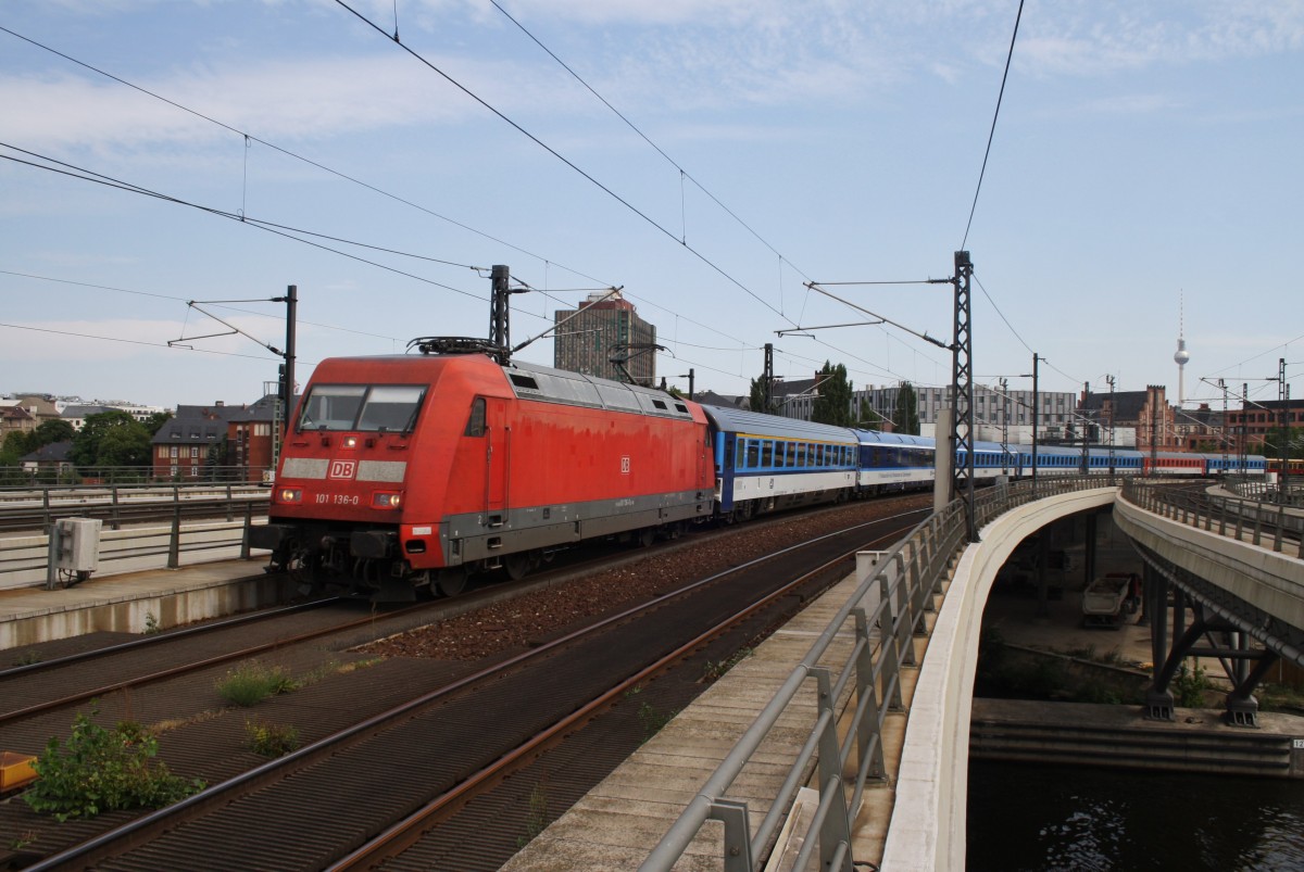 Hier 101 136-0 mit EC176 von Brno hl.n. nach Hamburg-Altona, bei der Einfahrt am 17.8.2013 in Berlin Hbf.