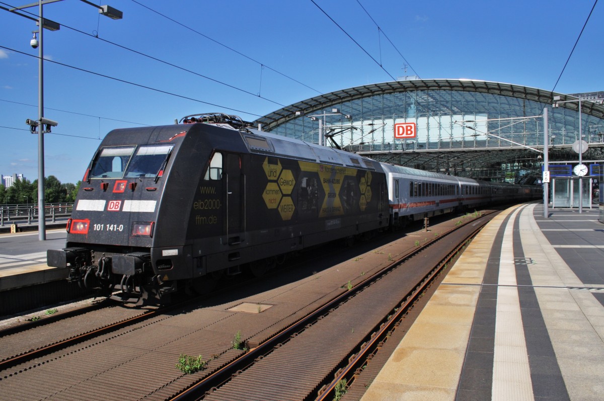Hier 101 141-0 mit IC2954 von Berlin Ostbahnhof nach Kln Hbf., dieser Zug stand am 6.7.2013 in Berlin Hbf.