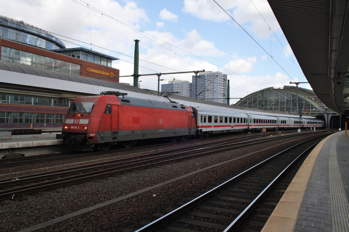 Hier 101 143-6 mit IC142 von Berlin Ostbahnhof nach Amsterdam Centraal, bei der Ausfahrt am 15.3.2014 aus Berlin Ostbahnhof. 