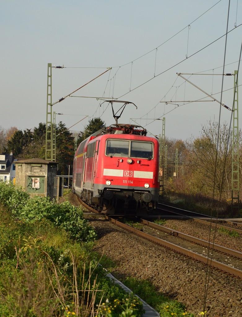 Hier ist die 111 114 mit einem RE7 auf einem Feldwegübergang bei Tilmeshof.23.11.2014
