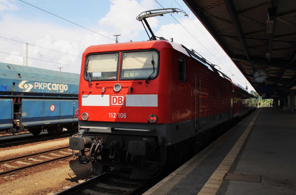 Hier 112 106 mit einem RE18 (RE18411) von Cottbus nach Dresden Hbf., dieser Zug stand am 11.7.2014 in Cottbus. 