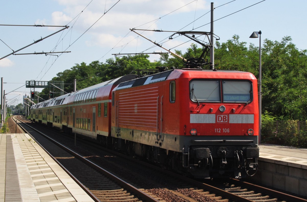 Hier 112 106 mit einem RE3 (RE18348) von Wünsdorf-Waldstadt nach Schwedt(Oder), bei der Ausfahrt am 22.7.2014 aus Berlin Lichterfelde Ost. 