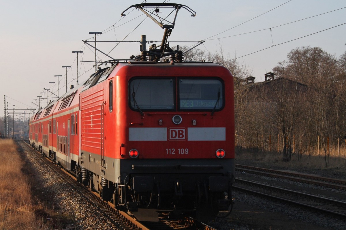 Hier 112 109 mit einem RE3 (RE18353) von Schwedt(Oder) nach Elsterwerda, bei der Ausfahrt am 5.2.2014 aus Schwedt(Oder).