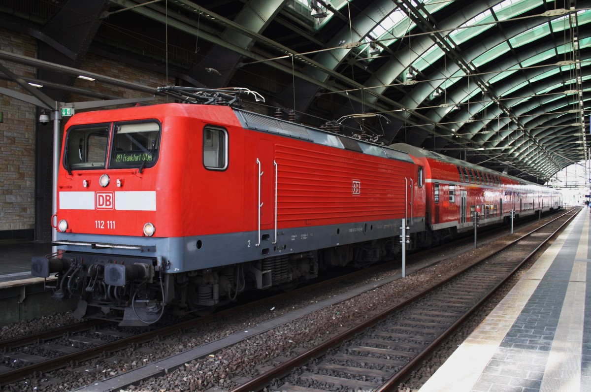 Hier 112 111 mit einem RE1 (RE18111) von Magdeburg Hbf. nach Frankfurt(Oder), dieser Zug stand am 6.4.2015 in Berlin Ostbahnhof.