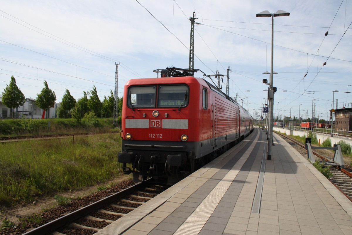 Hier 112 112 mit einem RE3 (RE18333) von Prenzlau nach Berlin Hbf.(tief), bei der Einfahrt am 17.5.2014 in Angermünde. 