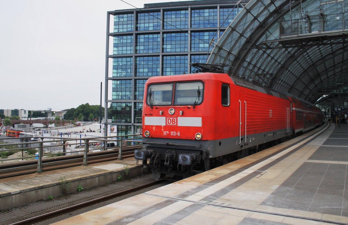 Hier 112 113-6 mit einem RE1 (RE18117) von Magdeburg Hbf. nach Frankfurt(Oder), bei der Ausfahrt am 17.8.2013 aus Berlin Hbf. 