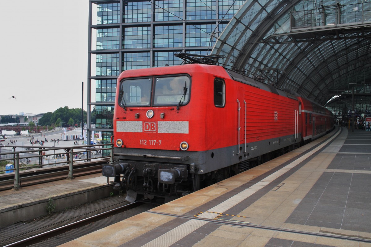 Hier 112 117-7 mit einem RE1 (RE18183) von Brandenburg Hbf. nach Frankfurt(Oder), bei der Ausfahrt am 26.7.2013 aus Berlin Hbf. 