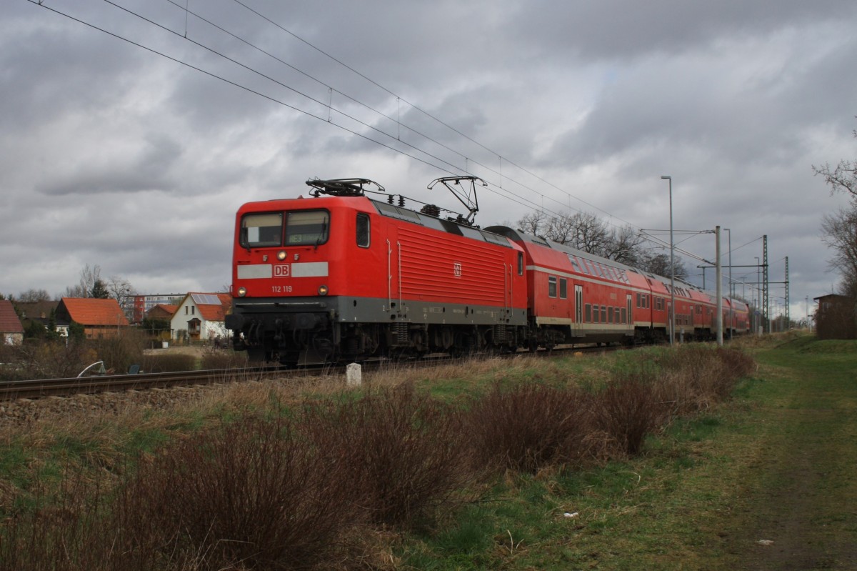 Hier 112 119 einem RE3 (RE18353) von Schwedt(Oder) nach Elsterwerda, am 1.4.2015 zwischen Helbigstraße und Vierradener Chaussee in Schwedt(Oder). 