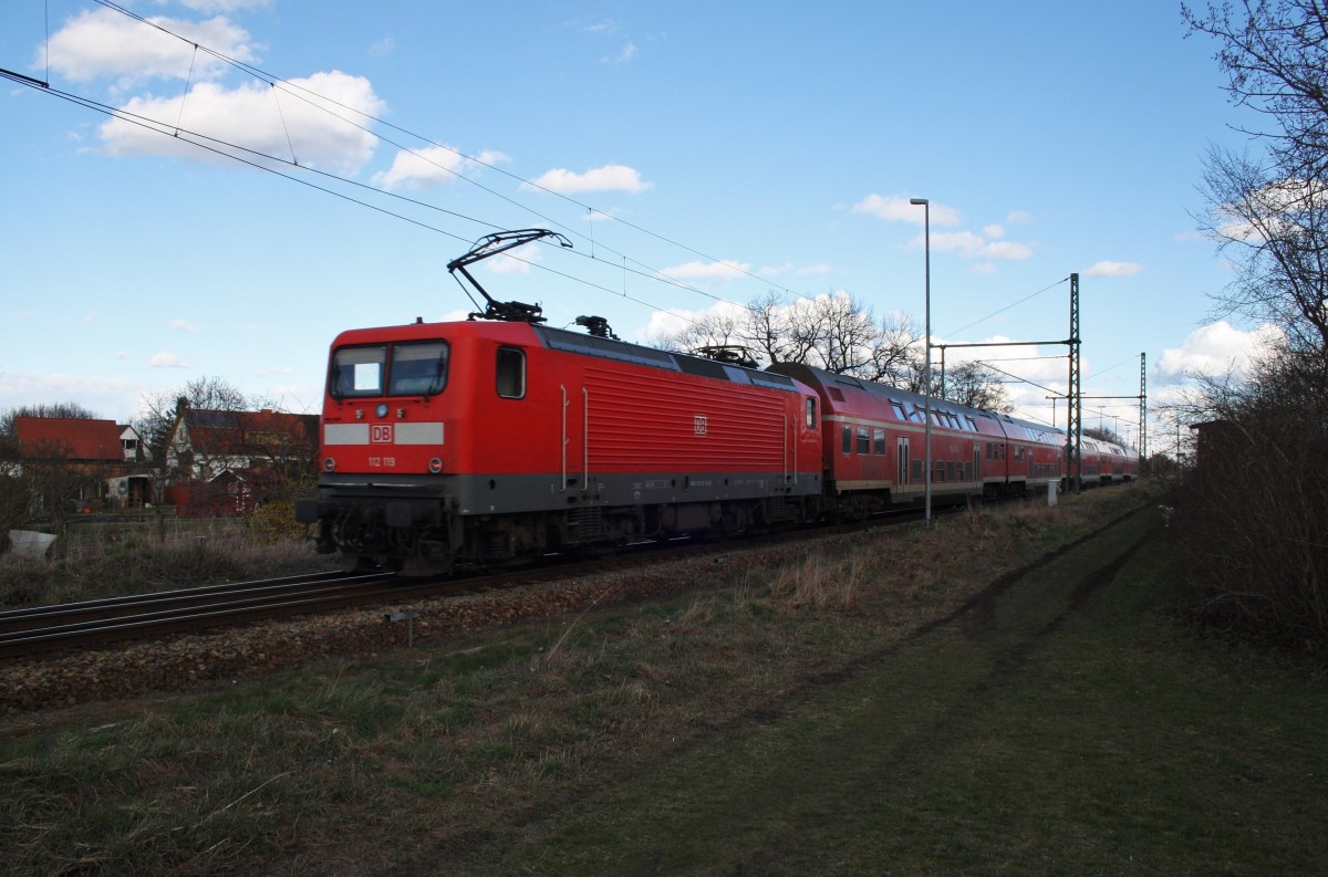 Hier 112 119 mit einem RE3 (RE18352) von Wünsdorf-Waldstadt nach Schwedt(Oder), am 4.4.2015 zwischen Helbigstraße und Vierradener Chaussee in Schwedt(Oder). 