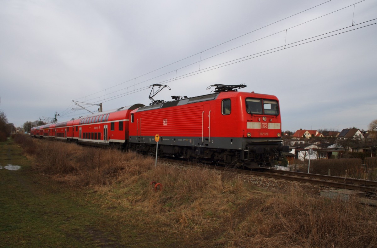 Hier 112 120 mit einem RE3 (RE18346) von Wünsdorf-Waldstadt nach Schwedt(Oder), am 8.2.2014 zwischen Vierradener  Chaussee und Helbigstraße in Schwedt(Oder). 