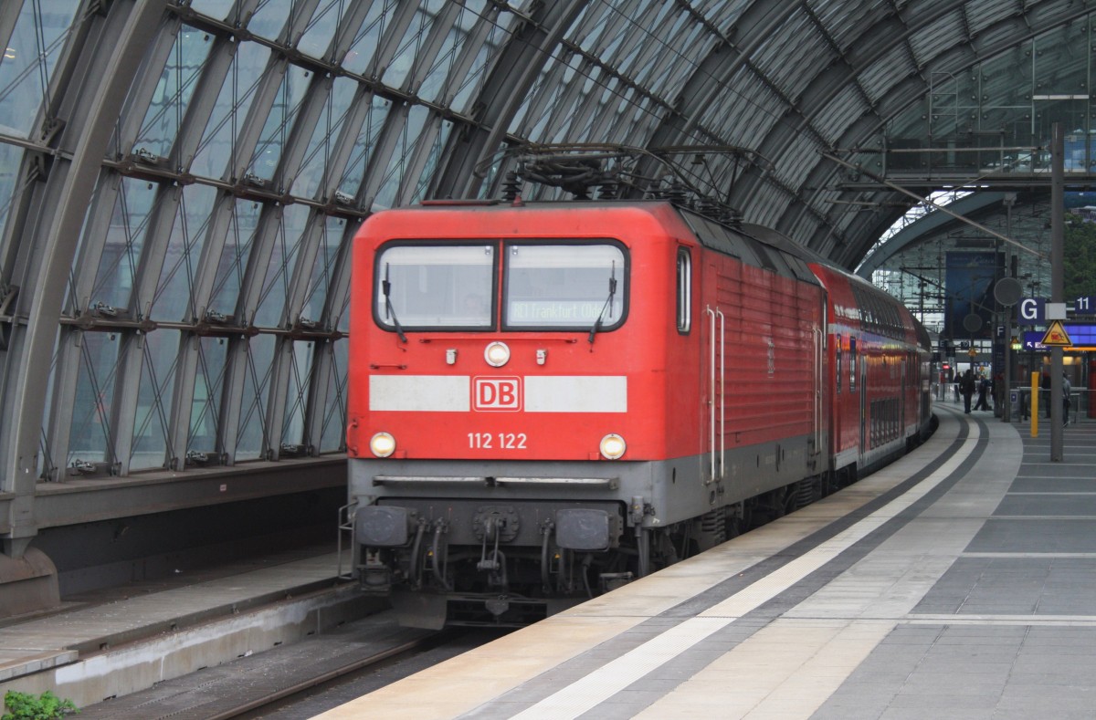 Hier 112 122 mit einem RE1 (RE18187) von Magdeburg Hbf. nach Frankfurt(Oder), bei der Ausfahrt am 28.3.2014 aus Berlin Hbf. 