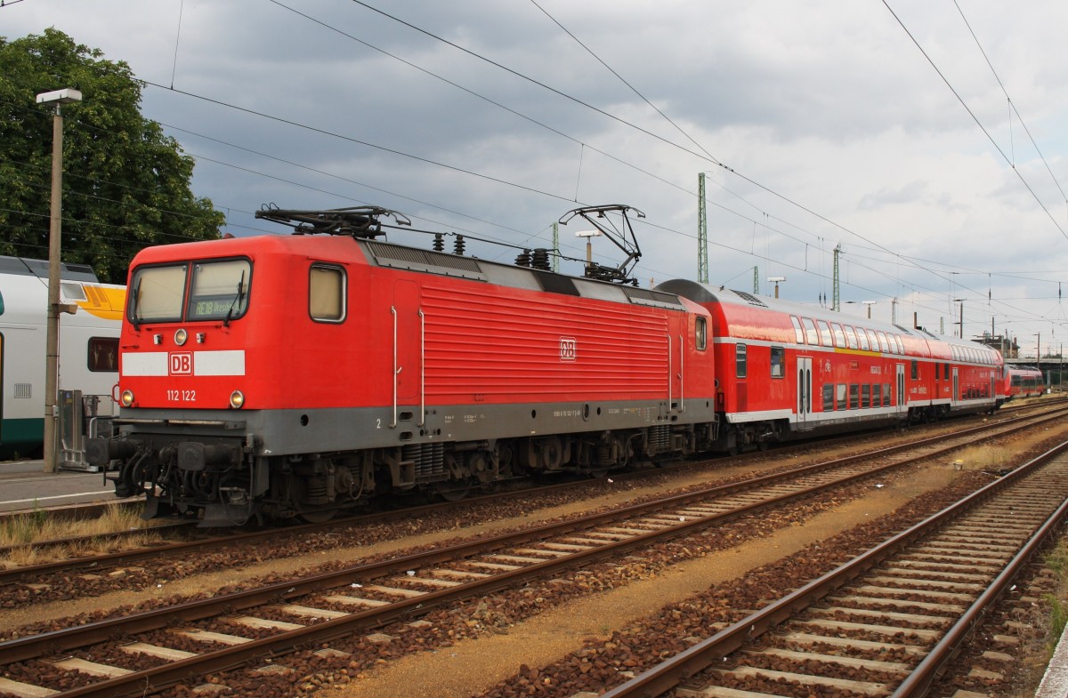 Hier 112 122 mit einer RB49 (RB28753) von Cottbus nach Falkenberg(Elster), dieser Zug stand am 11.7.2014 in Cottbus. 