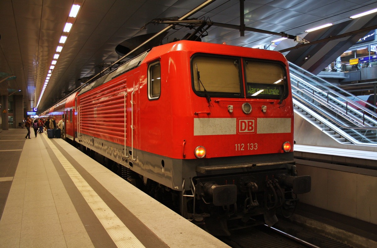 Hier 112 133 mit einem RE5 (RE18590)  Warnemünde-Express  von Berlin Hbf.(tief) nach Warnemünde, dieser Zug stand am 28.6.2014 in Berlin Hbf.(tief).