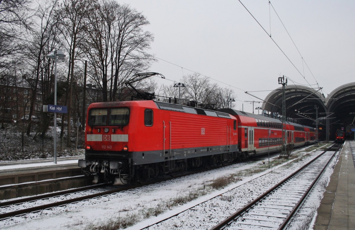 Hier 112 143 mit einem RE70 (RE21018) von Hamburg Hbf. nach Kiel Hbf., bei der Einfahrt am 19.1.2016 in Kiel Hbf. 
