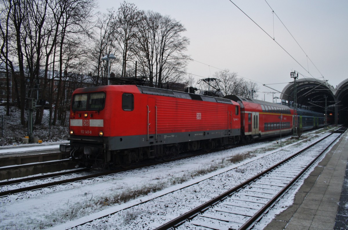 Hier 112 145-8 mit einem RE70 (RE21023) von Kiel Hbf. nach Hamburg Hbf., bei der Ausfahrt am 19.1.2016 aus Kiel Hbf. 