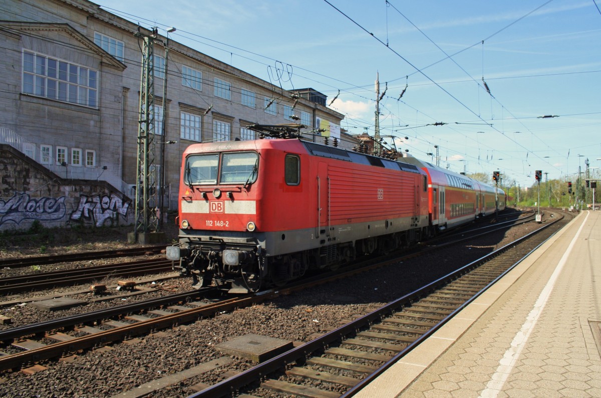 Hier 112 148-2 mit RE21019 von Kiel Hbf. nach Hamburg Hbf., bei der Einfahrt am 16.4.2014 in Hamburg Hbf.
