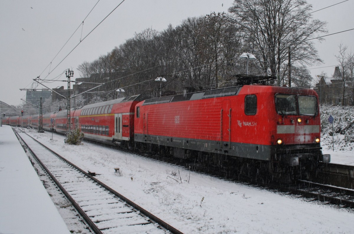 Hier 112 151 mit einem RE70 (RE69512) von Hamburg-Altona nach Kiel Hbf., bei der Einfahrt am 22.11.2015 in Kiel Hbf.