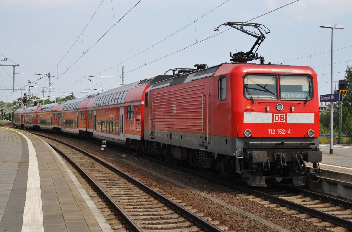 Hier 112 152-4 mit einem RE1 (RE4309)  Hanse-Express  von Hamburg Hbf. nach Rostock Hbf., bei der Ausfahrt am 21.7.2014 aus Schwerin Hbf.