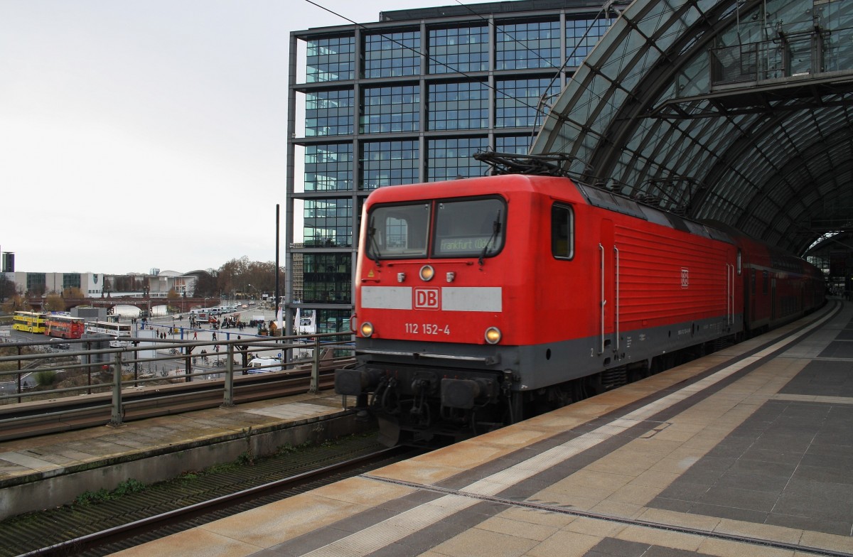 Hier 112 152-4 mit einem RE1 (RE18179) von Brandenburg Hbf. nach Frankfurt(Oder), bei der Ausfahrt am 13.12.2014 aus Berlin Hbf. 