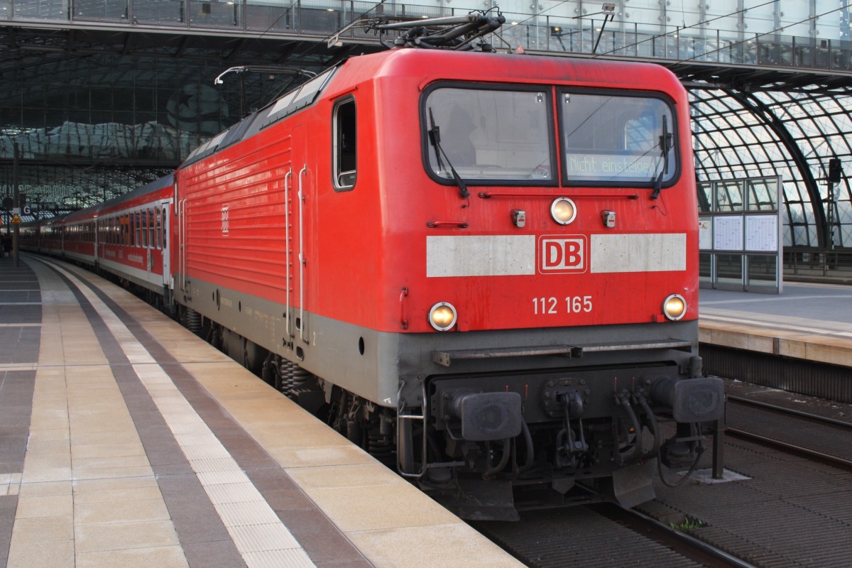 Hier 112 165 mit IRE18095 von Hamburg-Harburg nach Berlin Ostbahnhof, dieser Zug stand am 6.4.2015 in Berlin Hbf.