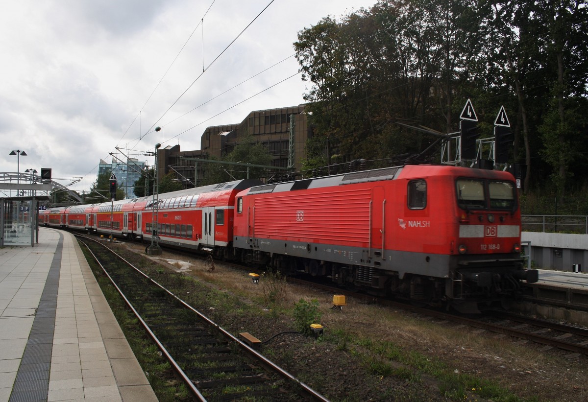 Hier 112 168-0 mit einem RE70 (RE21017) von Kiel Hbf. nach Hamburg Hbf., bei der Ausfahrt am 15.9.2015 aus Kiel Hbf.