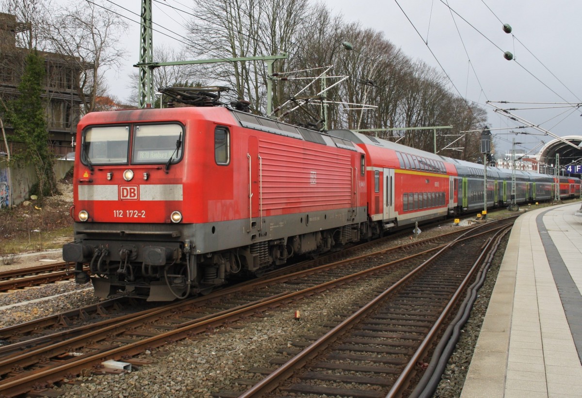 Hier 112 172-2 mit einem RE70 (RE21019) von Kiel Hbf. nach Hamburg Hbf., bei der Ausfahrt am 3.2.2016 aus Kiel Hbf. 