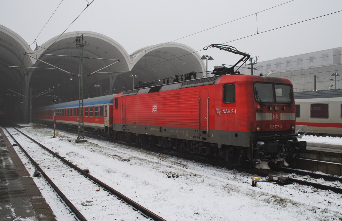 Hier 112 173-0 mit einer RB77 (RB21119) von Kiel Hbf. nach Neumünster, dieser Zug stand am 23.1.2016 in Kiel Hbf.