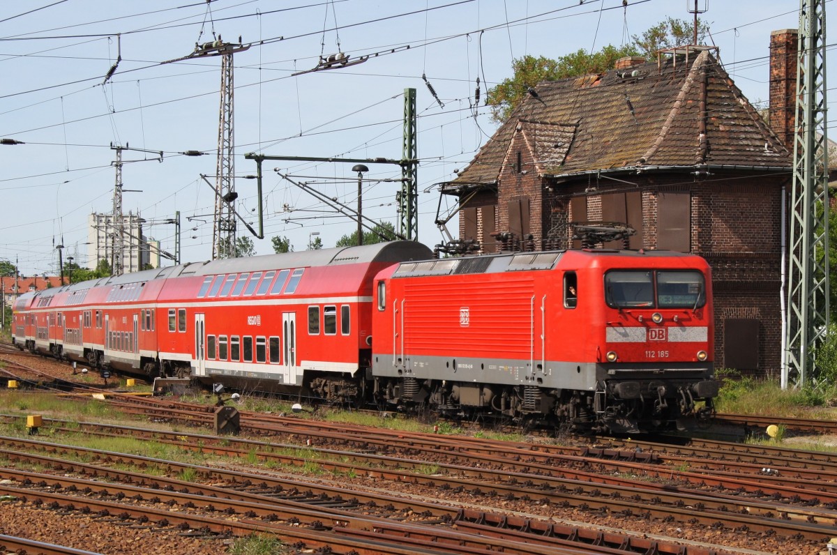 Hier 112 185 mit einem RE3 (RE18353) von Schwedt(Oder) nach Wünsdorf-Waldstadt, bei der Einfahrt am 17.5.2014 in Angermünde. 