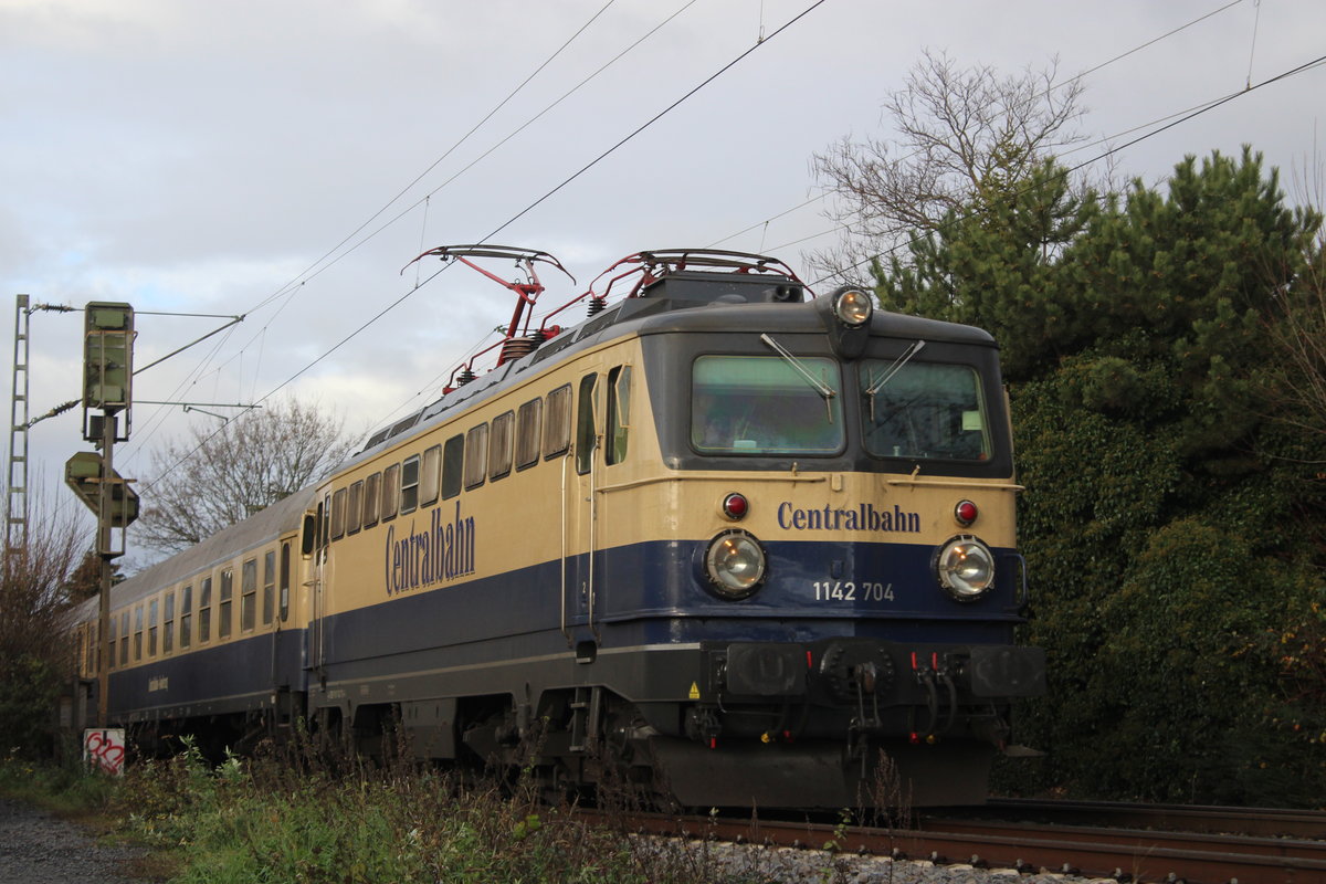 Hier 1142 der Centralbahn mit einem Lerren tanzug in Bonn Limperich am 3.11.2018.