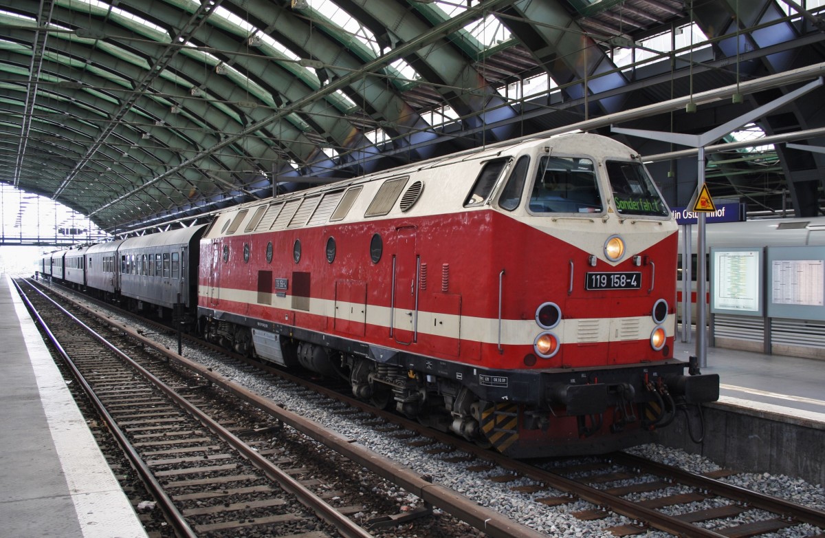 Hier 119 158-4 mit DPN25044  Störtebeker-Express  von Berlin Schöneweide nach Bergen auf Rügen, dieser Zug stand am 28.6.2014 in Berlin Ostbahnhof.