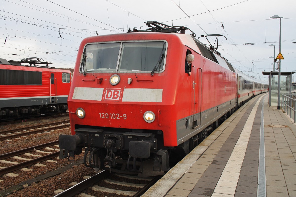 Hier 120 102-9 mit IC2355 von Frankfurt(Main) Flughafen Fernbahnhof nach Ostseebad Binz, dieser Zug stand am 7.2.2014 in Angermünde. 