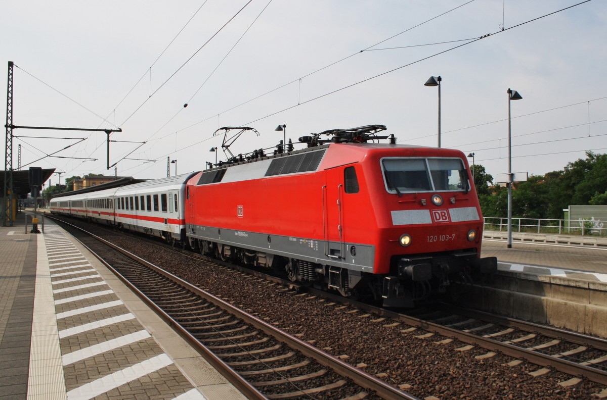 Hier 120 103-7 mit IC2238  Warnow  von Leipzig Hbf. nach Warnemünde, bei der Ausfahrt am 21.7.2014 aus Wittenberge.