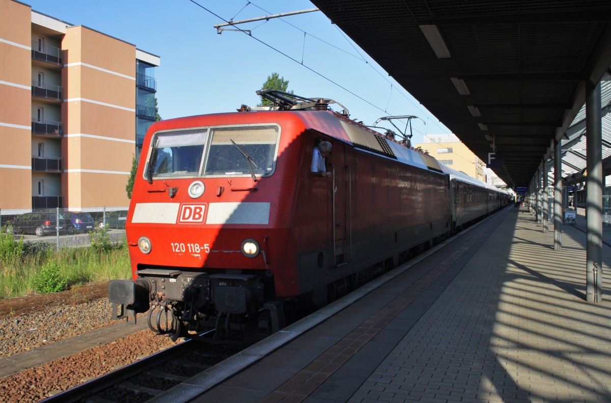 Hier 120 118-5 mit CNL1246 von Mnchen Ost nach Berlin Lichtenberg, dieser Zug stand am 7.7.2013 in Potsdam Hbf.