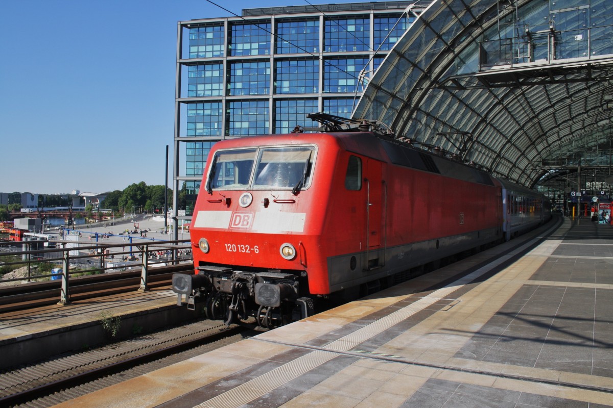 Hier 120 132-6 mit EC249 von Berlin Hbf. nach Wroclaw Glowny, bei der Ausfahrt am 17.8.2013 aus Berlin Hbf.